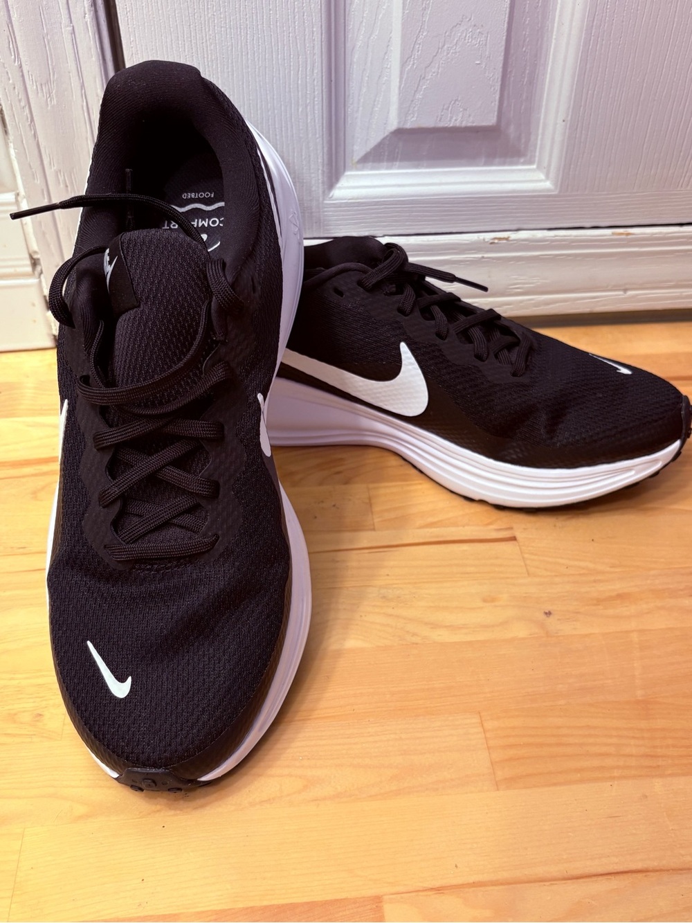 Nike Men’s Black and White Athletic Running Shoes - Picture 5 of 8